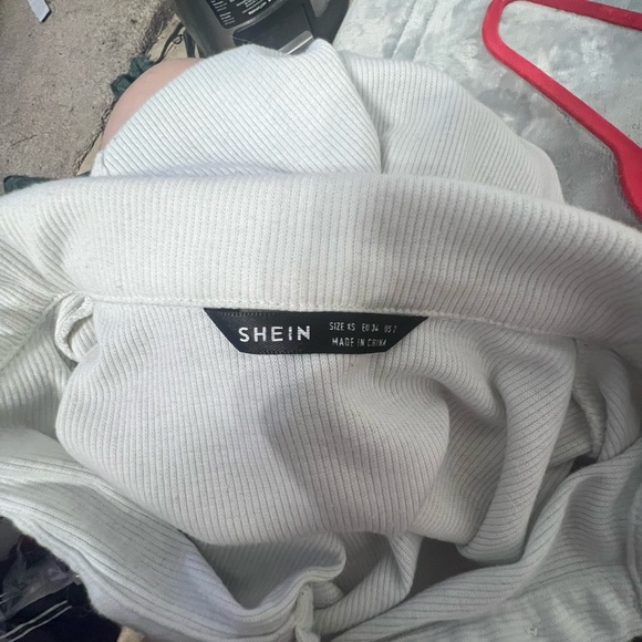 button crop top - Picture 2 of 3